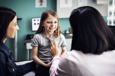 Nettes Mädchen wird von einer Ärztin in der Klinik untersucht - CAVF29297