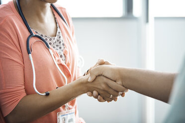 Mittelteil einer Ärztin, die einem Patienten die Hand schüttelt - CAVF29309