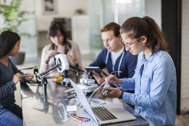 Schüler arbeiten mit elektrischen Geräten an einem Tisch im Klassenzimmer - CAVF29319