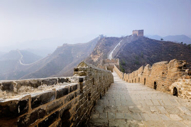 Great Wall of China on mountains against sky - CAVF29381