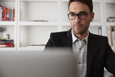 Geschäftsmann mit Laptop im Heimbüro - CAVF29384