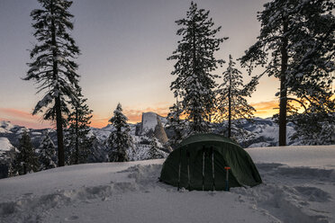Zelt auf einem schneebedeckten Berg im Yosemite National Park bei Sonnenuntergang - CAVF29387