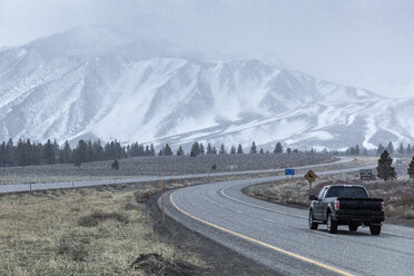 Pick-up-Truck auf der Straße zum schneebedeckten Mammoth Mountain - CAVF29397