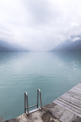 Landschaftlicher Blick auf den Brienzersee im Winter - CAVF29409