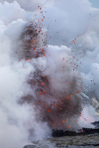 Nahaufnahme eines Vulkanausbruchs an der Küste, lizenzfreies Stockfoto