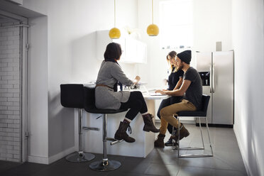 Geschäftsleute arbeiten in der Cafeteria in einem kreativen Büro - CAVF29433