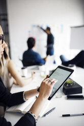 Geschäftsfrau mit digitalem Tablet im Kreativbüro - CAVF29487