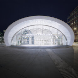 Moderne Architektur in der Winternacht - FOLF01666