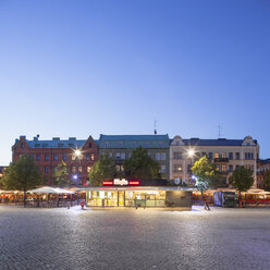 Der Mollevang-Platz in Malmö in der Abenddämmerung - FOLF01741