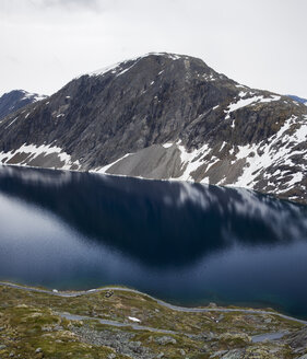 Blick auf den See in den Bergen von More og Romsdal - FOLF01754