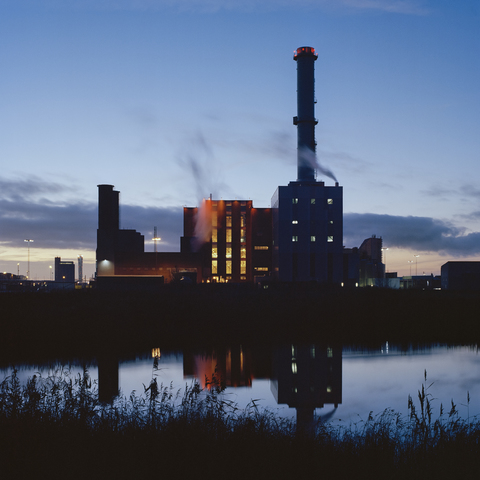 Industriegebäude bei Sonnenuntergang, lizenzfreies Stockfoto