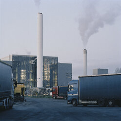 Industriegebäude und Lastkraftwagen - FOLF01777