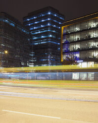 Beleuchtete Stadt bei Nacht - FOLF01781