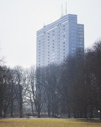 Park mit hohem Gebäude im Hintergrund - FOLF01821