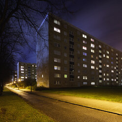 Beleuchtete Gebäude entlang der Straße bei Nacht - FOLF01837