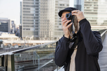 Mann beim Fotografieren mit Digitalkamera - FOLF01872