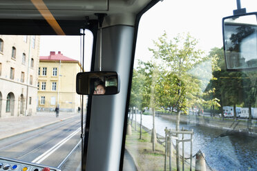 Spiegelung der Straßenbahnfahrerin im Rückspiegel - FOLF01908