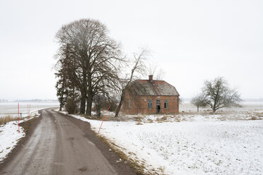 Rural winter scene with brick house - FOLF01918