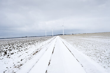 Ländliche Winterlandschaft mit Windrädern - FOLF01919