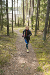 Frau läuft durch den Wald - FOLF01920