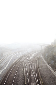 Erhöhte Ansicht von Eisenbahnschienen im Nebel - FOLF01924