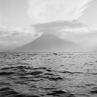 Blick auf den Atitlan-See in Guatemala - FOLF01926