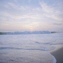 Bild vom Strand in der Morgendämmerung - FOLF01947