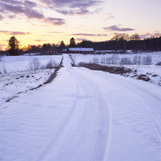 Ländliche Straße im Winter - FOLF01954