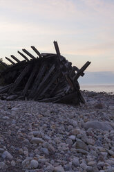 Hölzernes Schiff am Strand - FOLF02010