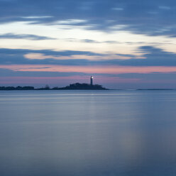 Leuchtturm in der Abenddämmerung - FOLF02012