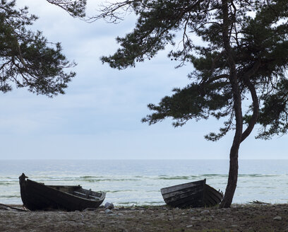 Verlassene Ruderboote am Strand - FOLF02016