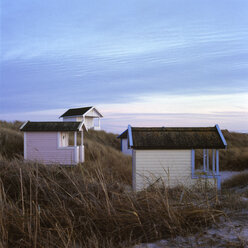 Strandhütten im Herbstabend - FOLF02037