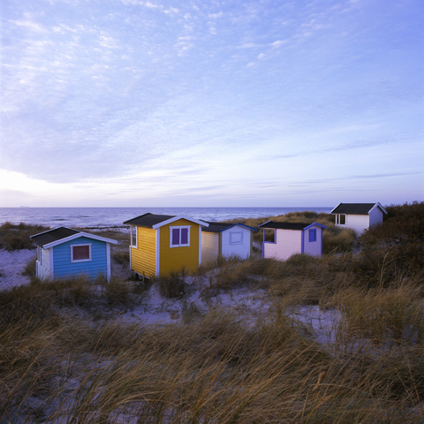 Strandhütten im Herbstabend, lizenzfreies Stockfoto