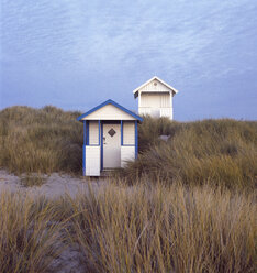 Strandhütten im Herbstabend - FOLF02039