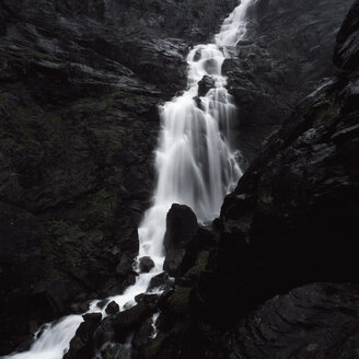 Malerischer Wasserfall im Sommer - FOLF02048