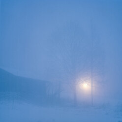 Landwirtschaftliche Gebäude in der Winternacht - FOLF02056