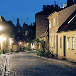 Straße der Stadt in der Herbstnacht - FOLF02059