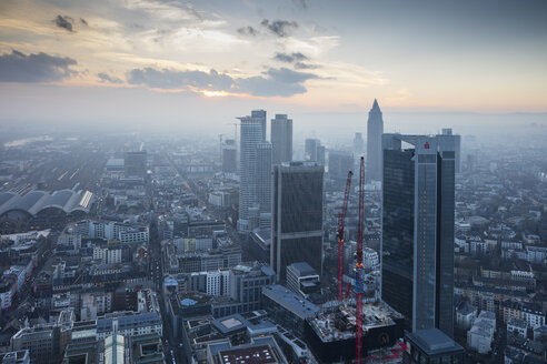 Deutschland, Hessen, Frankfurt, Blick vom Main Tower, Stadtbild bei Sonnenuntergang - WIF03487