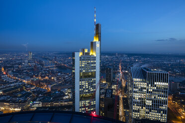 Deutschland, Hessen, Frankfurt, Finanzviertel, Commerzbank Tower zur blauen Stunde - WIF03488