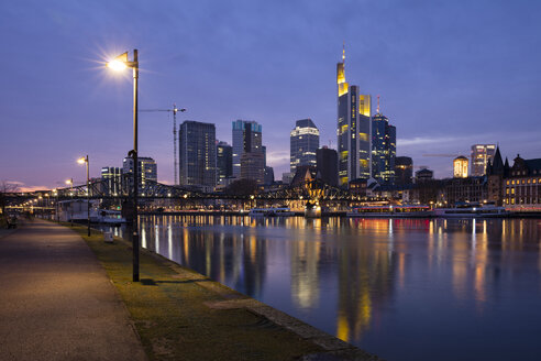 Deutschland, Hessen, Frankfurt, Skyline, Finanzviertel, Main zur blauen Stunde - WIF03491