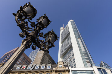 Deutschland, Hessen, Frankfurt, Kandelaber und Commerzbank Tower - WIF03494