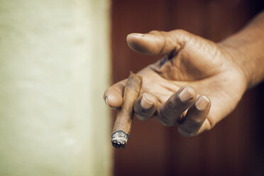 Ausgeschnittenes Bild einer Hand mit Zigarre - CAVF29546