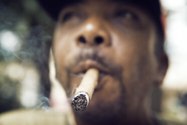 Nahaufnahme eines Mannes beim Rauchen einer Zigarre - CAVF29548