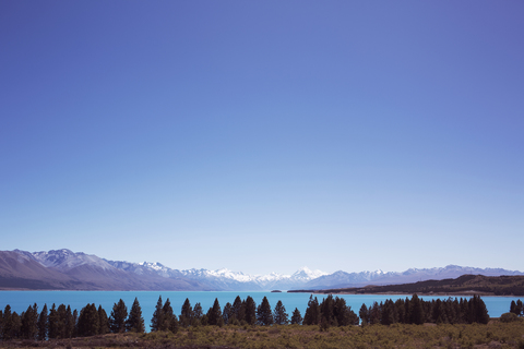 Blick auf den See und die Berge bei klarem blauem Himmel, lizenzfreies Stockfoto