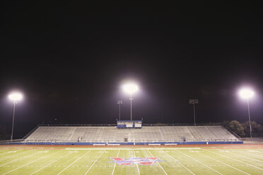 Hohe Winkel Ansicht von American Football-Stadion gegen den Himmel in der Nacht - CAVF29650