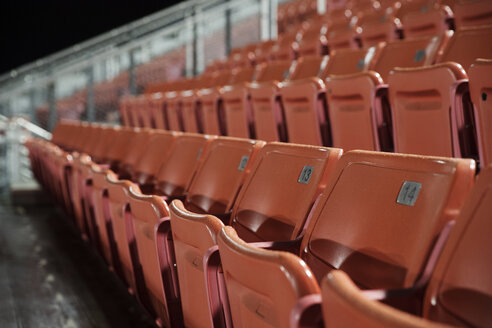 Leere Plätze im American-Football-Stadion bei Nacht - CAVF29653