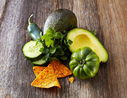 Avocado, Tortilla-Chips, grüne Tomate, Jalapenos, Gurke, Petersilie - KSWF01881