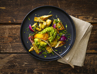 Filled avocado, egg, scalloped, toast, herbs, red onions, artichokes, cress - KSWF01886