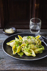 Avocado-Pasta, Conchiglioni Rigati Nudeln, Avocado-Sauce, Minze, Erbsen, rote Zwiebeln, Parmesan - KSWF01887