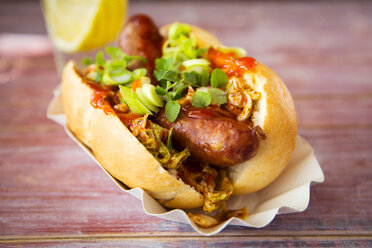 Asiatischer Hot Dog, Bratwurst, pikanter Chinakohl, scharfe Chilisauce, Frühlingszwiebeln, Kresse, Brötchen - KSWF01890